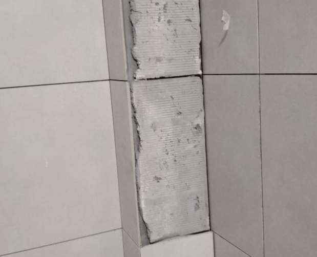 永泰瓷砖空鼓维修公司分享下瓷砖施工前基层浇水润湿程度不足，可能导致以下问题