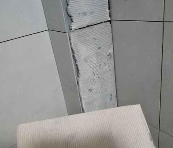 永泰瓷砖空鼓维修公司分享下厨房瓷砖脱落的补救措施。